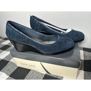 New Size 8 M Kate Ann Leah Mid Wedge Pump Comfort Shoe Pleated Suede Blue
